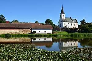 Ratibořice 2020-08-01 Rybník a kostel