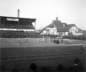 Üllői út, FTC pálya, a B tribün mellett a klubház épülete. Fortepan 16093