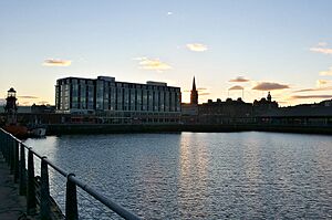 Abend im Dundee Harbour (26840853589)