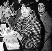 Archivo General de la Nación Argentina 1962 Buenos Aires, Maria Elena Walsh firmando sus libros en la librería El Ateneo