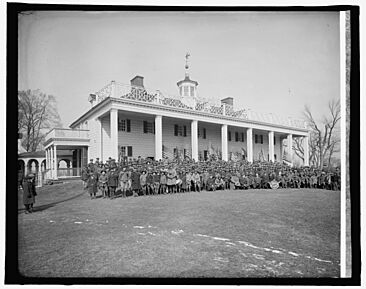 Boy Scouts at Mt. Vernon, (Virginia) LCCN2016824301