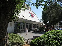 Kiryathayovel supermarket3