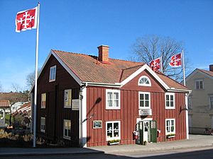 Café Columbia has an emigration museum, located right on national road 34, passing through the small town. The Kinda municipality's coat of arms is seen on the flags.