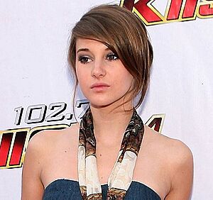 Shailene at 102.7 KIIS-FM's Wango Tango 2009 red carpet (cropped)