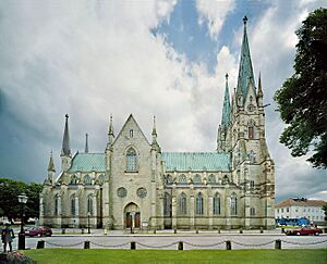 Skara domkyrka, nordsida juli 2004.jpg