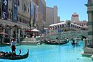 Venetian Hotel - Lago artificiale con gondole - Las Vegas - agosto 2011.jpg