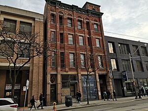 197 King St E