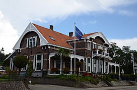 Lovely houses in Rhenen with characteristic wooden ornaments - panoramio
