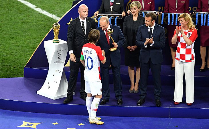 Luka Modrić receives the golden ball prize at the hands of Russian President Vladimir Putin