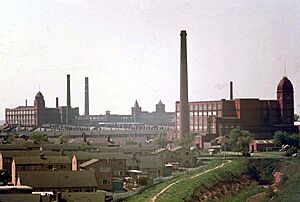 Mills in Leigh, 1974 - geograph.org.uk - 1766215