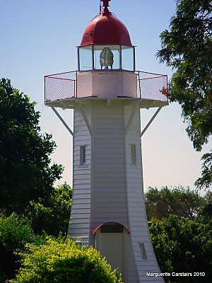 Old Burnett Heads Light closeup, 2010