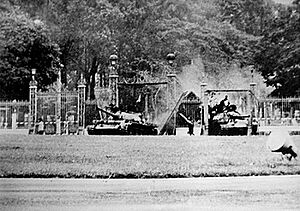 Tank 843 and Tank 390 at the gates of Independence Palace