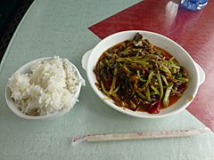 Yuxiangrousi (魚香肉絲) in K817 dining car