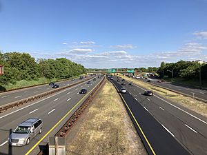 2021-05-27 17 46 18 View south along New Jersey State Route 444 (Garden State Parkway) from the overpass for Monmouth County Route 516 (Main Street) in Aberdeen Township, Monmouth County, New Jersey