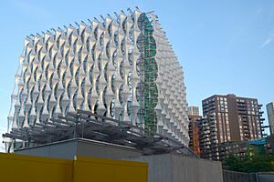 Cmglee London US Embassy Sky Pool