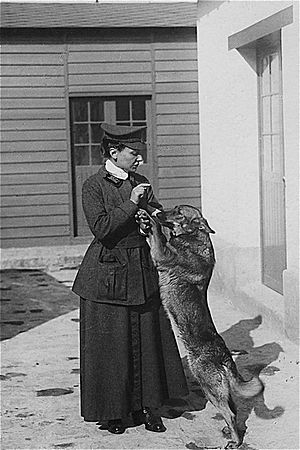 Nicole Girard-Mangin avec Dun (1878-1919)