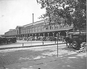 Photograph of the Farmers Line Outside of Center Market - 14384714055