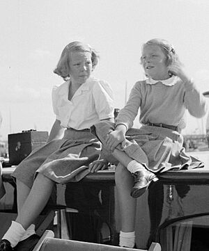 Prinses Beatrix, prinses Irene en prinses Juliana kijken naar voorbij varende sc, Bestanddeelnr 255-7629 (crop)