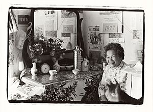 SF Chinatown resident serving tea, 1977