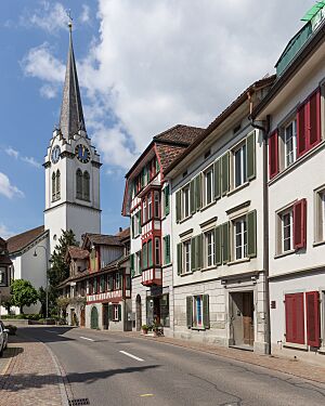 Seestrasse mit Reformierter Kirche in Berlingen TG