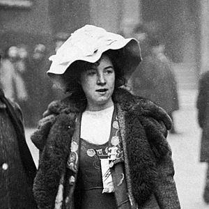 Suffragette Mabel Capper Bow Street arrest 1912 (cropped).jpg