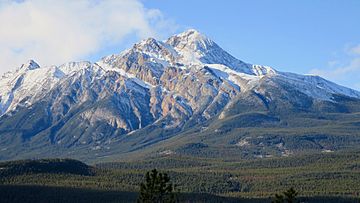 View from Maligne Lookout 01.jpg