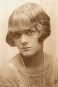 Young Daphne du Maurier