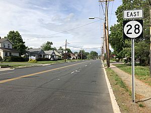 2018-05-20 16 39 52 View east along New Jersey State Route 28 (Union Avenue) at Harris Avenue, Shepherd Avenue and Grant Avenue in Middlesex, Middlesex County, New Jersey