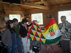 Almudena Alcalá-Galiano presenta bandera de Cabra a isla Galiano