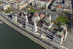 Az Országház a Duna felől, fentről fényképezve
