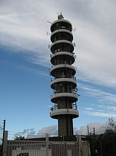 BTmicrowave telecommunication tower on Pur Down - geograph.org.uk - 1022725