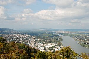 Blick vom Leopoldsberg auf Klosterneuburg und Korneuburg