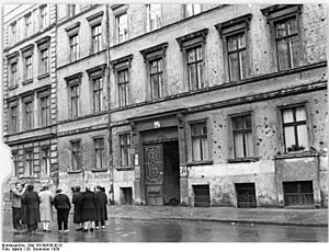 Bundesarchiv Bild 183-69536-0010, Berlin, Marienstraße, Wohnhaus, Altbau