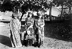 COLLECTIE TROPENMUSEUM Drie aanzienlijke vrouwen gekleed in een danskostuum Kanangar Soemba TMnr 10005880