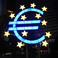 Euro-Symbol von Ottmar Hörl, vor dem Gebäude der EZB in Frankfurt am Main