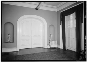 FIRST FLOOR, NORTHWEST ROOM, SHOWING ARCHED DOUBLE DOORS - Mercer-Wilder House, 429 Bull Street, Savannah, Chatham County, GA HABS GA,26-SAV,75-6