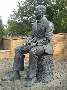 Geoffrey de Havilland statue Hatfield