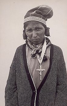 Innu (Montagnais) woman, probably taken at North West River, Labrador, ca. 1930 - Femme Innu (Montagnais), probablement photographiée à North West River (Territoires du Nord-Ouest), vers 1930