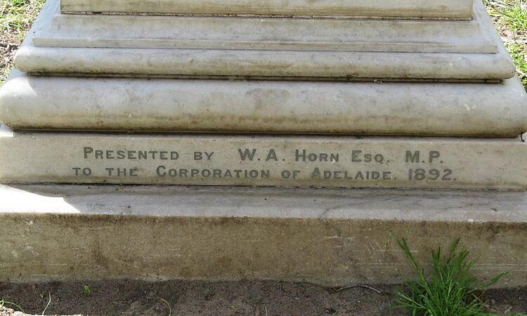 J150W-statue-VenereDiCanova-text