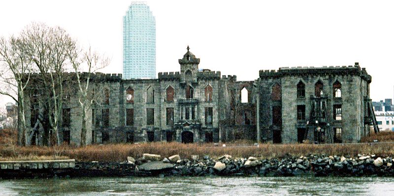 New-York-City,-Roosevelt-Island,-Smallpox-Hospital,-Eingangsfront-(1996) crop