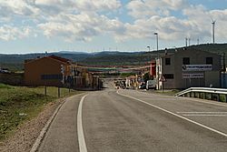 Pozo-Lorente, entrada población desde CM-3209.jpg