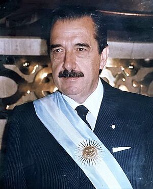 Raúl Alfonsín con banda presidencial