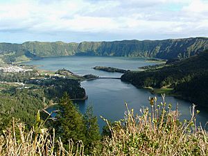 Sete cidades twin lakes