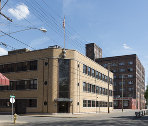 The headquarters building of the Bloch Brothers Tobacco Company (also known as Helme Tobacco Company), next to the company's factory in Wheeling, West Virginia LCCN2015632012