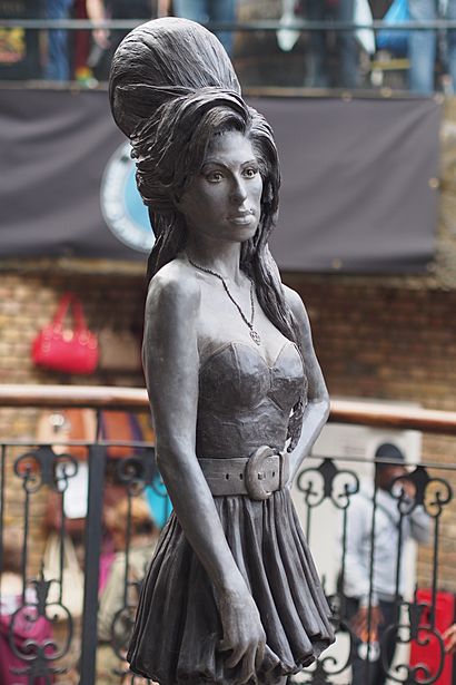 Amy Winehouse Statue, Camden (14946739033).jpg