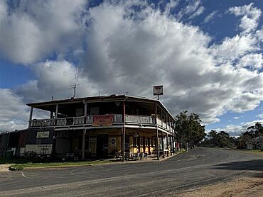 Bribbaree Rusty Horse Hotel 002.jpg