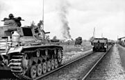 Bundesarchiv Bild 101I-209-0063-17, Lettland, Aiviekste, Panzer III an Bahnstrecke