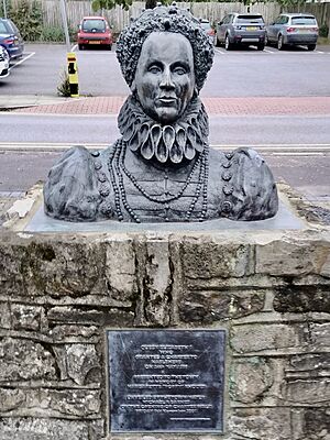 Bust of Elizabeth I, Charter Walk, Haslemere