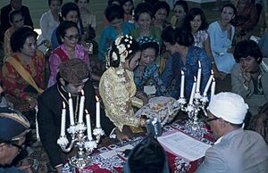 COLLECTIE TROPENMUSEUM Sundanese bruiloft in een moskee TMnr 20017927