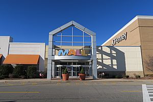 Entrance, Mall of New Hampshire, Manchester NH.jpg